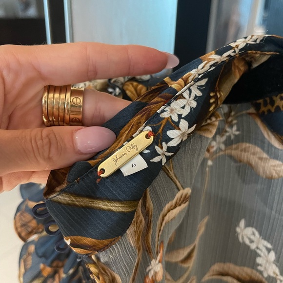 Johanna oritz brand.. the material is 100 percent polyester - Picture 4 of 4